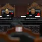 Hakim Konstitusi Arief Hidayat (tengah), Suhartoyo (kiri), I Dewa Gede Palguna (kanan) meimpin  sidang perdana Pengujian Undang - undang Ormas, di Gedung Mahkamah Konstitusi, Jakarta, Rabu (26/7). (Liputan6.com/Johan Tallo)