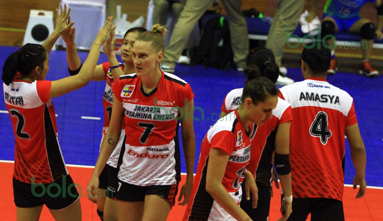 Ekspresi pemain putri Jakarta Pertamina Energi setelah menang melawan Gresik Petrokimia pada putaran pertama Proliga 2016 di GOR Ken Arok, Malang, Sabtu (20/2/2016). Jakarta Pertamina Energi menang 3-0. (Bola.com/Nicklas Hanoatubun)