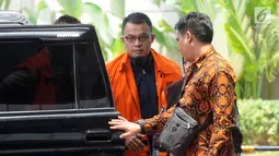 Ketua Fraksi PAN DPRD Lampung nonaktif Agus Bhakti Nugroho (kiri) tiba di Gedung KPK, Jakarta, Rabu (31/10). Agus diperiksa sebagai tersangka kasus dugaan suap proyek pengadaan barang dan jasa di Pemkab Lampung Selatan. (Merdeka.com/Dwi Narwoko)