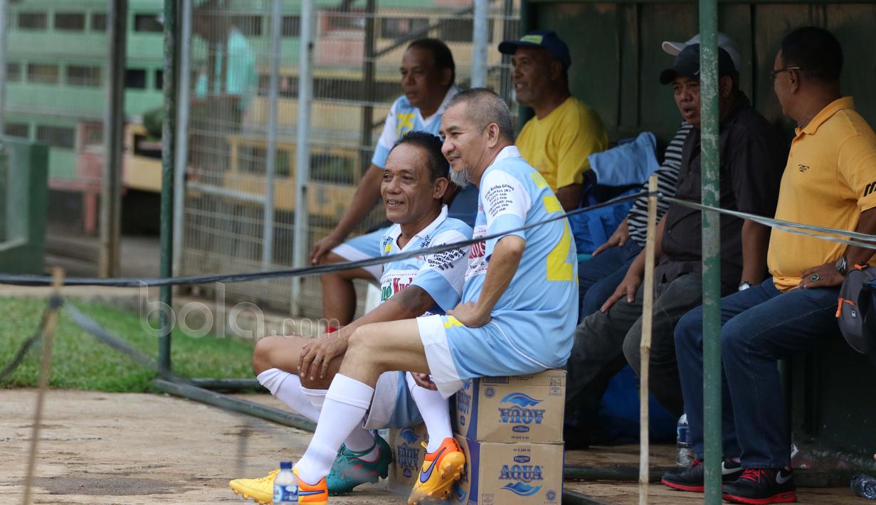 Mantan pemain Timnas Indonesia, Zulkarnaen Lubis (kiri) dan rekannya menanti giliran bermain pada laga persahabatan di Stadion Soematri Brojonegoro, Jakarta (19/4/2017). Pertandingan ini untuk meramaikan HUT PSSI ke-87. (Bola.com/Nicklas Hanoatubun)