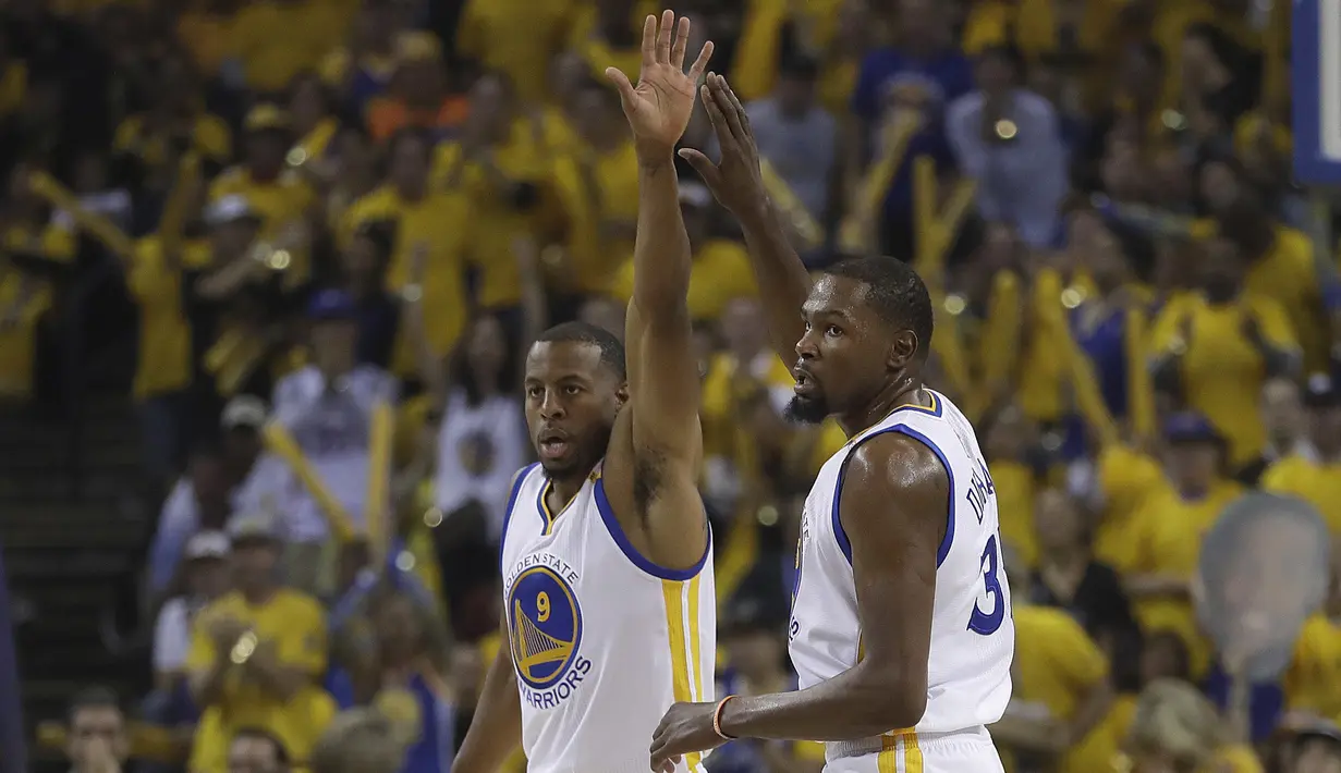 Para pemain Warriors, Andre Iguodala (9) dan Kevin Durant (35) merayakan keberhasilan timnya mencetak poin saat melawan Cavaliers pada gim pertama Final NBA 2017 di Oracle Arena, Oakland, (1/6/2017).(AP/Marcio Jose Sanchez)