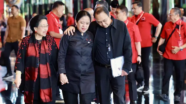 Ketua Umum PDI Perjuangan (PDIP), Megawati Soekarnoputri bersama anak-anaknya, M Prananda Prabowo dan Puan Maharani di Bimtek PDIP.
