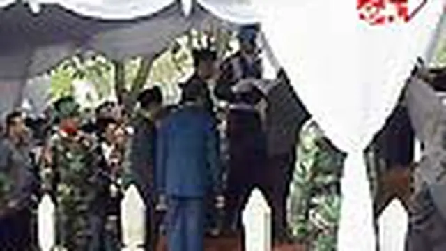 Jenazah Ibu Negara Hasri Ainun Habibie tiba di TMP Kalibata, Jaksel. Ribuan pelayat, termasuk BJ Habibie dan Presiden SBY, memberikan penghormatan terakhir bagi Ibu Ainun. 