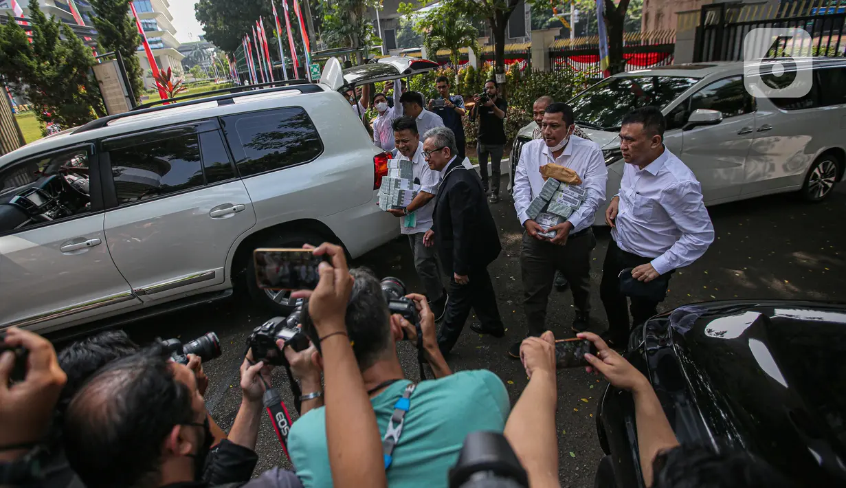 Tumpukan uang tunai itu bakal diserahkan kepada penyidik Jampidsus. (Liputan6.com/Faizal Fanani)
