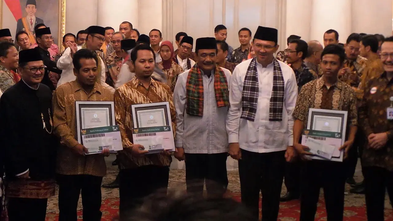 Ahok dan Djarot beri penghargaan kepada bayi yang lahir bertepatan dengan HUT DKI Jakarta