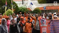 Karyawan PT Pos Indonesia berunjuk rasa di depan Gedung Direksi PT Pos Indonesia, Jakarta, Senin (25/6). Para pengunjuk rasa tergabung dalam Serikat Pekerja PT Pos Indonesia. (Liputan6.com/Arya Manggala)