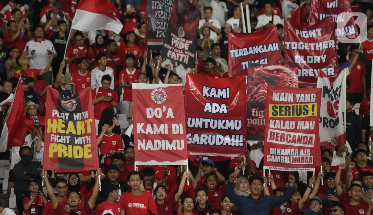 Mereka hadir dengan beragam poster dibentangkan dan yel-yel diteriakkan saat laga berlangsung. (Liputan6.com/Helmi Fithriansyah)
