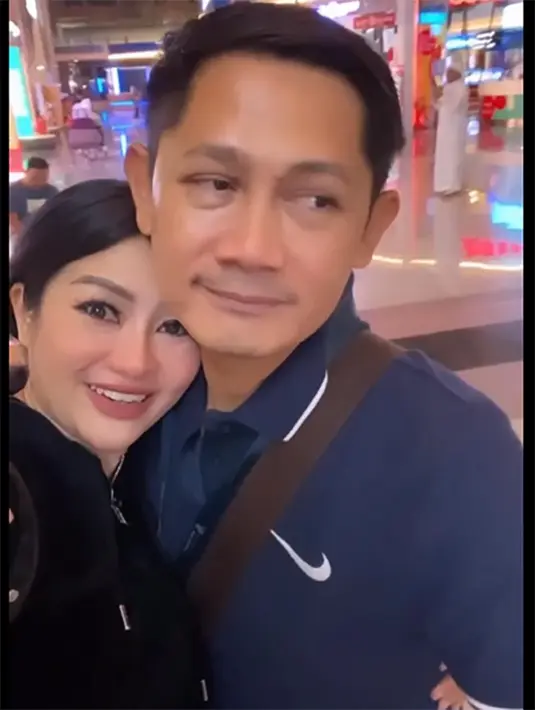 Unggahan tersebut juga membuat haru hingga mewek teman selebriti hingga warganet. "Ihhh sumpah ikutan mewek aku nontonnyaaaa," tulis Vicky Shu. "MasyaAllah 😍😍😍 aku melu Brebes Bahagia selalu Langgeng sampai kaken Ninen 😇 Berkah Rumah Tanggane sayang," tulis Lilis Bintang Pantura. [Instagram/fitricarlina]