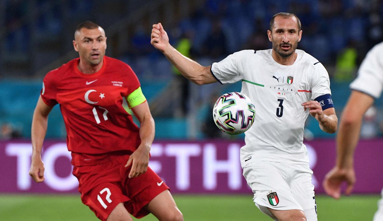 Giorgio Chiellini merupakan bek tengah andalan Timnas Italia di Piala Eropa 2020. Masa depan Chiellini dipercaya akan ditentukan setelah final Piala Eropa 2020 mengingat negaranya baru saja mengalahkan Spanyol di semifinal melalui babak adu penalti. (Foto: AFP/Pool/Filippo Monteforte)