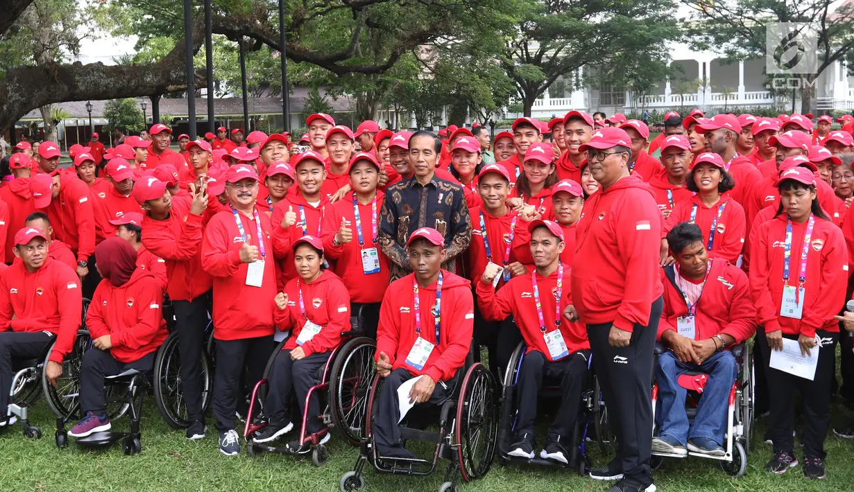 Presiden Joko Widodo foto bersama kontingen atlet dan official Indonesia Asian Para Games 2018 di Halaman Istana Negara, Jakarta, Selasa (2/10). Sebanyak 296 atlet akan berlaga pada Asian Para Games 2018 di Jakarta. (Liputan6.com/Angga Yuniar)