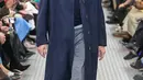 Terakhir, ada aktor berusia 69 tahun Willem Dafoe yang menutup pertunjukan dengan tampilan oh-so-Miuccia yang terdiri dari kemeja di bawah sweater, dilapisi dengan parit biru tua dan celana panjang abu-abu!
