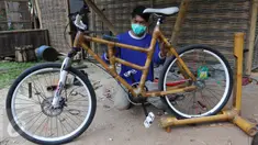 Pekerja tengah membuat sepeda dari bahan baku bambu di Akademi Bambu Nusantara (ABN) di BSD, Tangerang Selatan, Selasa (06/9). (Liputan6.com/Angga Yuniar)