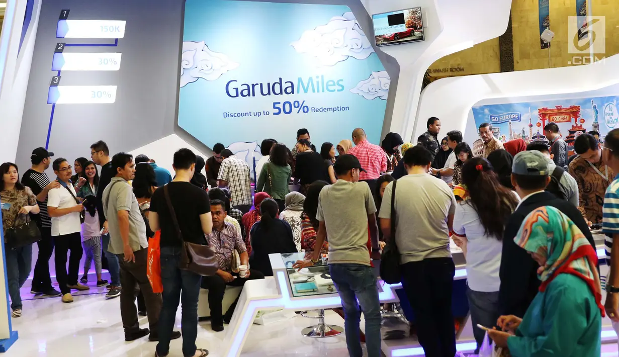 Pengunjung memesan tiket penerbangan domestik dan luar negri di Garuda Travel Fair (GATF) 2017 fase II di JCC, Jakarta, Jumat (22/9). Pameran tersebut diselenggarakan selama tiga hari mulai 22-24 September 2017. (Liputan6.com/Angga Yuniar)