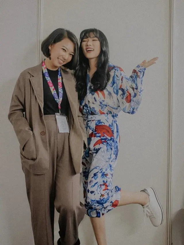 Gaya Fashion  Isyana Sarasvati Bersama sang Kakak, credit: @rarasekar