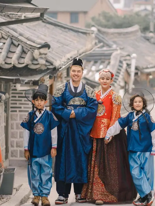 Tak hanya hanbok perempuan, kedua putra Sissy Prescillia tampil dengan hanbok khas pria Korea dengan warna biru. [@sysiio]