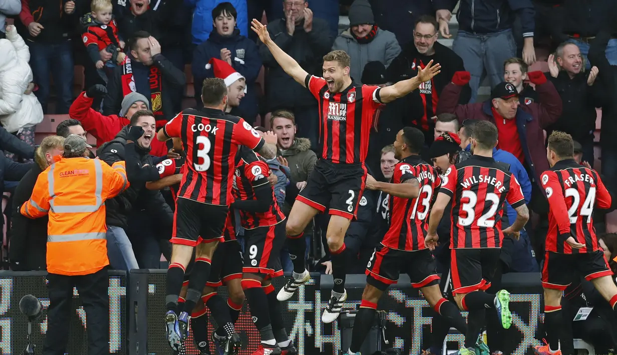 Pemain Bournemouth, Nathan Ake merayakan golnya ke gawang Liverpool pada laga Premier League di Vitality Stadium, (04/12/2016). AFC Bournemouth menang 4-3. (Reuters/Eddie Keogh)