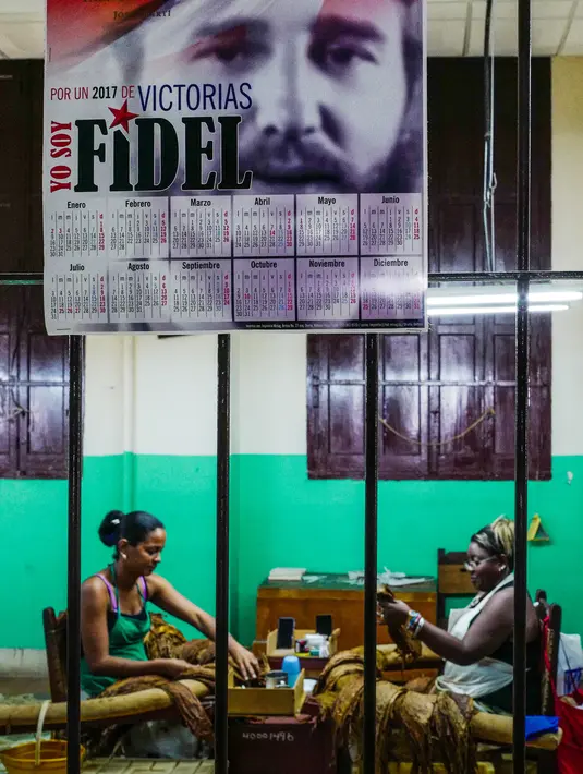 Suasana saat pekerja pabrik cerutu memilih tembakau di Havana, Kuba, Kamis (1/3). (ADALBERTO ROQUE/STR/AFP)