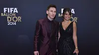 Lionel Messi dan istri, Antonella Roccuzzo (MICHAEL BUHOLZER / AFP)