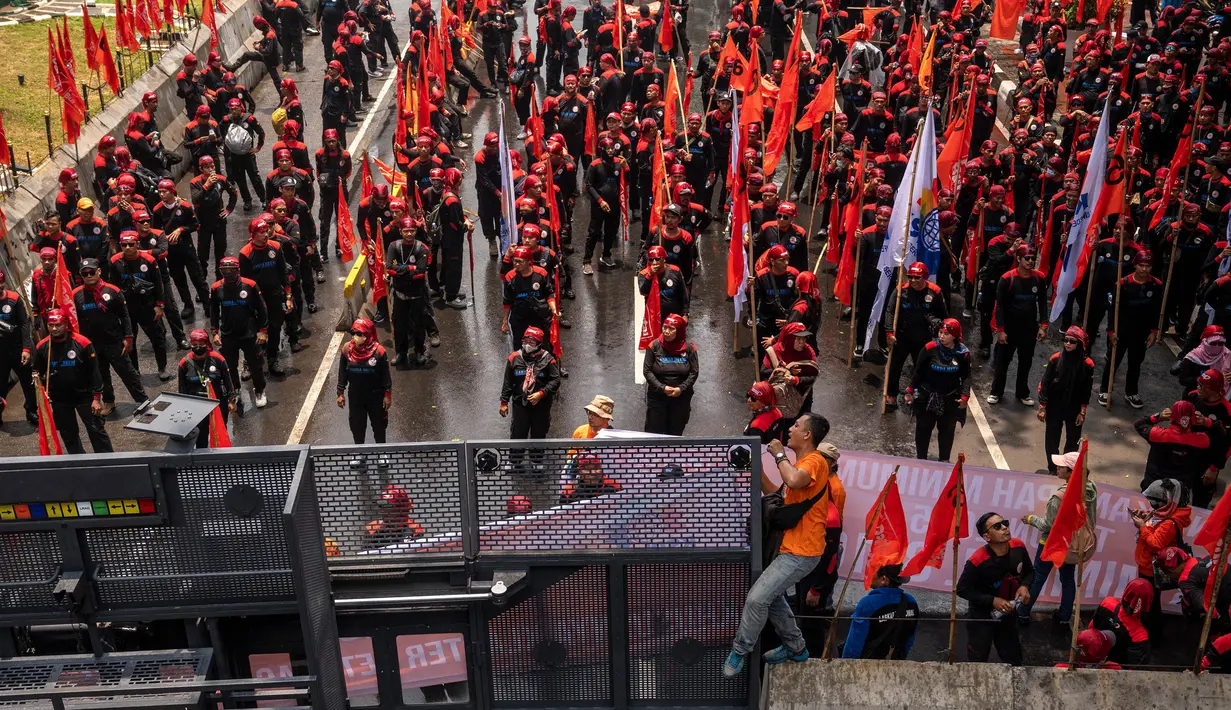 Para elemen buruh juga mengungkap sejumlah alasan terkait tuntutan kenaikan UMP 2025. (JUNI KRISWANTO/AFP)