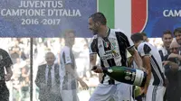 Bek Juventus, Leonardo Bonucci merayakan gelar juara Liga Italia usai pertandingan melawan Crotone di Juventus Stadium, Turin, (21/5). Bagi Juveventus, ini merupakan scudetto ke-33 atau yang keenam secara beruntun. (AP Photo/Antonio Calanni)