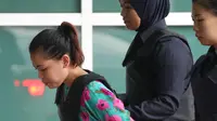 Tersangka Siti Aisyah tiba untuk menjalani sidang lanjutan pembunuhan Kim Jong-nam di Departemen Kimia Malaysia, Petaling Jaya, Kuala Lumpur, (9/10). Sidang beragendakan pemeriksaan barang bukti yang diduga terpapar racun VX. (AP Photo/Sadiq Asyraf)