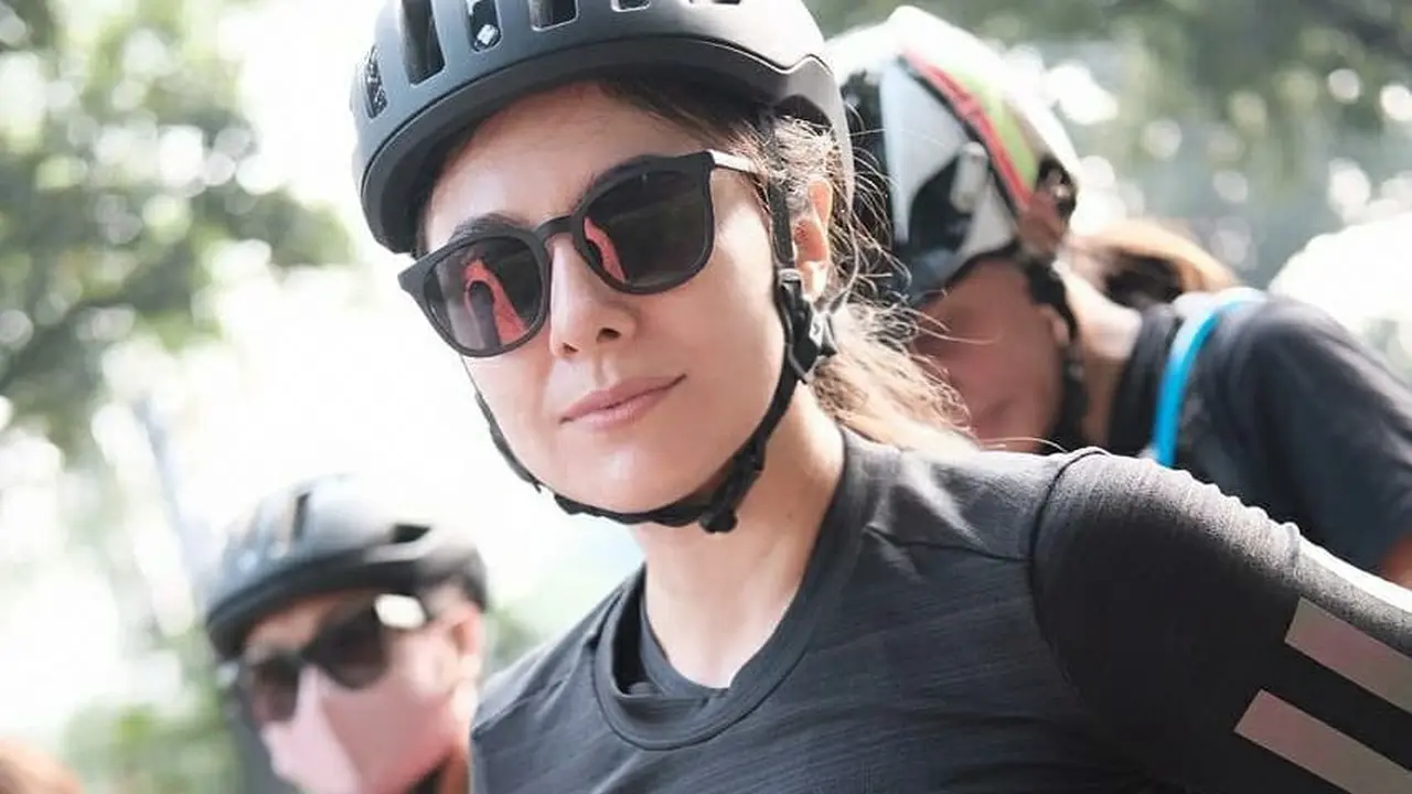 6 Gaya Wulan Guritno Saat Olahraga Bersepeda, Sporty dan Stylish