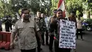 Rahman didampingi Prabowo Subianto berjalan menuju Kantor BPN, Jakarta, Kamis (20/12). Setelah berjalan kaki dari Tegal sejak 2 Juli 201 dengan membawa poster dan bendera Merah Putih, Rahman akhirnya menemui Prabowo. (Merdeka.com/Iqbal S. Nugroho)