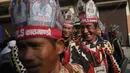 Sejumlah pria ikut dalam parade "Tamu Losar", Kathmandu, Nepal, Jumat (30/12). Parade tersebut digelar untuk menyambut pergantian tahun. (AP Photo / Niranjan Shrestha)