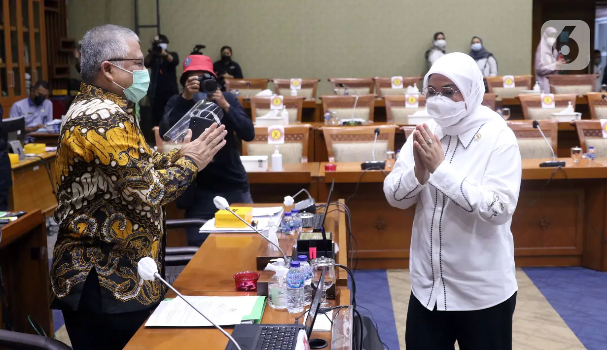 Menteri Ketenagakerjaan Ida Fauziah (kanan) memberi salam saat rapat kerja dengan Komisi IX DPR, Kompleks Parlemen, Jakarta, Selasa (9/2/2021). Rapat membahas kesiapan penyelenggaraan program sistem penempatan satu kanal (SPSK) pekerja migran Indonesia (PMI) ke Arab Saudi. (Liputan6.com/AnggaYuniar)