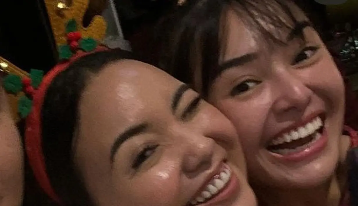 Ia juga memerlihatkan wajah cantiknya dengan makeup natural. Terlihat wajahnya glowing tanpa mengenakan riasan wajah. [@angelicamanopo]