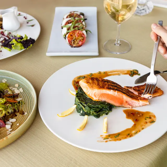 Contoh ilustrasi potongan salmon filet dari bagian samping