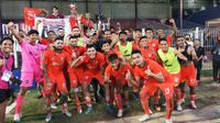 Pemain Borneo FC merayakan kemenangan atas Persik bersama suporter mereka. (Bola.com/Gatot Susetyo)