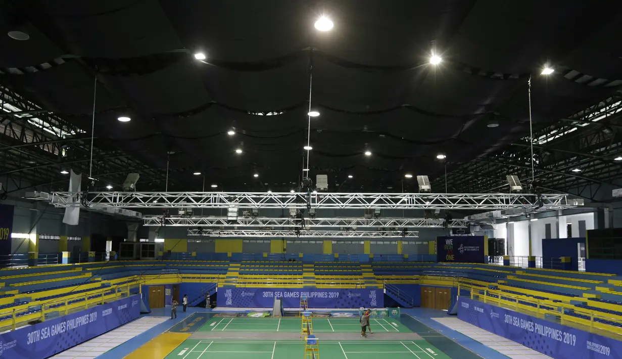 Suasana saat sejumlah pekerja menyelesaikan persiapan untuk venue bulutangkis SEA Games 2019 di Muntinlupa Sports Center, Manila, Sabtu (23/11). Cabang bulutangkis akan mulai bertanding pada Minggu (1/12). (Bola.com/M Iqbal Ichsan)