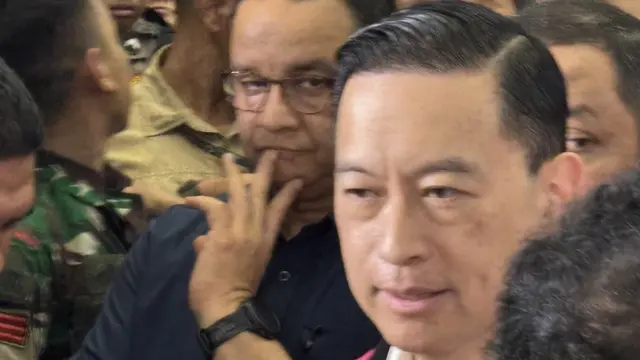 Mantan Menteri Perdagangan Thomas Trikasih Lembong alias Tom Lembong usai persidangan di Pengadilan Negeri Jakarta Pusat, Jumat (18/7/2025). Tom Lembong didampingi mantan Gubernur Jakarta Anies Baswedan. (Liputan6.com/Ady Anugrahadi)