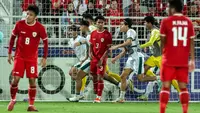 Penyerang Irak, Ali Jasim berlari ke belakang gawang saat ia merayakan selebrasi setelah mencetak gol kedua timnya selama pertandingan perebutan tempat ketiga Piala Asia U-23 Qatar 2024 melawan Indonesia di Stadion Abdullah Bin Khalifa di Doha pada 2 Mei 2024. (Karim JAAFAR/AFP)