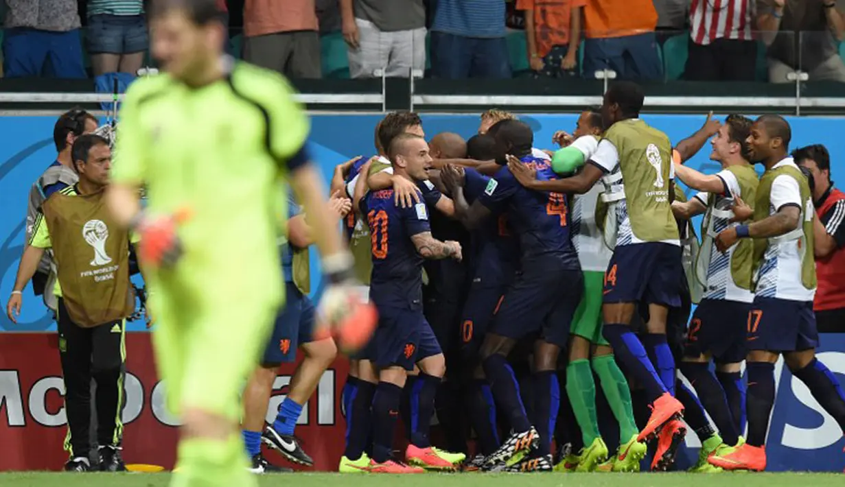 Sejumlah pemain Timnas Belanda merayakan kemenangan atas Spanyol 5-1 di laga penyisihan Grup B Piala Dunia 2014 di Fonte Nova Arena, Salvador, Brasil, (14/6/2014). (AFP PHOTO/Javier Soriano)
