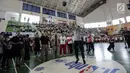 Wagub DKI Jakarta Sandiaga Salahudin Uno melempar bola usai membuka pelatihan pendidikan Basket di Gor Ciracas, Jakarta, Rabu (24/1). Pendidikan basket ini diberikan kepada lebih dari 5.000 guru olahraga dari 3.000 sekolah. (Liputan6.com/Faizal Fanani)