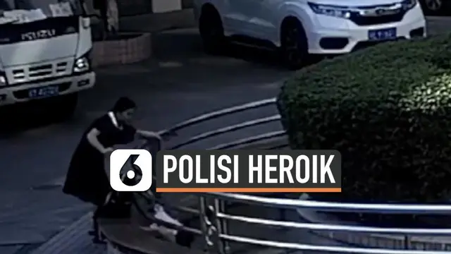 VIDEO: Aksi Heroik Polisi Selamatkan Balita yang Jatuh ke Kolam