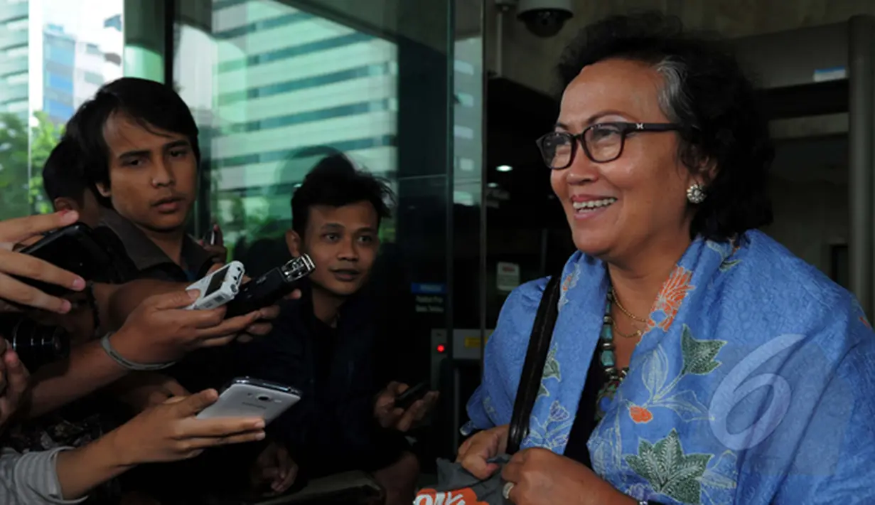 Nursyahbani Katjasungkana, saat tiba di Gedung KPK, Jakarta, Selasa (17/2/2015). Kuasa hukum mengatakan ketua KPK Abraham Samad ditetapkan sebagai tersangka kasus dugaan pemalsuan dokumen oleh pihak kepolisian. (Liputan6.com/Faisal R Syam)