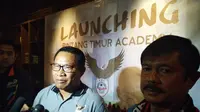 Pendiri Bintang Timur Academy Fary Francis dan mantan pelatih Timnas Indonesia U-19 Indra Sjafri. (Liputan6.com/Cakrayuri Nuralam)