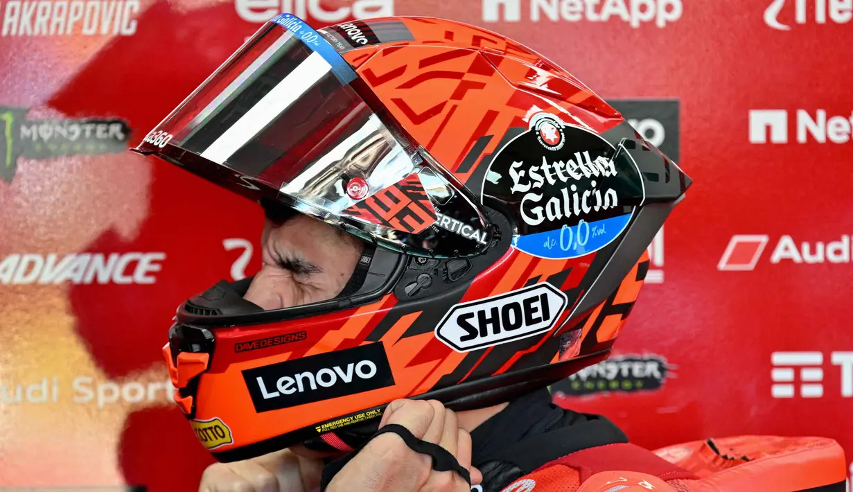 Sesi latihan bebas jelang MotoGP Indonesia 2025 di Sirkuit Internasional Mandalika, Mandalika, Nusa Tenggara Barat, digelar pada Jumat 3 Oktober 2025 pagi. Tampak dalam foto, pembalap MotoGP Spanyol dari Tim Ducati Lenovo, Marc Marquez mengenakan helmnya saat bersiap untuk sesi latihan bebas jelang Grand Prix MotoGP Indonesia di Sirkuit Internasional Mandalika, Nusa Tenggara Barat pada 3 Oktober 2025. (SONNY TUMBELAKA/AFP)