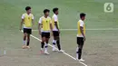 Pesepakbola Timnas U-19 Indonesia menggunakan kaos kaki yang berbeda saat latihan di Lapangan A Gelora Bung Karno, Jakarta, Selasa (30/8/2022). Pelatih Shin Tae-yong menjelaskan, penggunaan kaos kaki yang berbeda (putih untuk kaki kiri dan hitam untuk kaki kanan) dimaksudkan untuk memantau kekuatan dan kelemahan kaki pemain. (Liputan6.com/Helmi Fithriansyah)