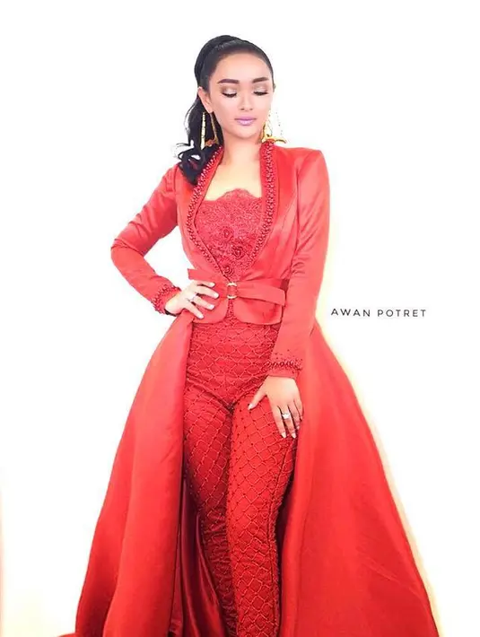 Dengan balutan gaun warna merah, Zaskia Gotik tampak begitu anggun menawan. (Foto: instagram.com/zaskia_gotix)