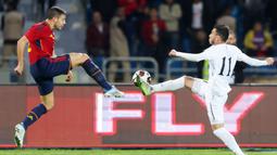 Luis Enrique memanfaatkan uji coba ini untuk memasang banyak pemain sekaligus memberi kepercayaan kepada para pemain muda Timnas Spanyol. (AFP/Khalil Mazraawi)