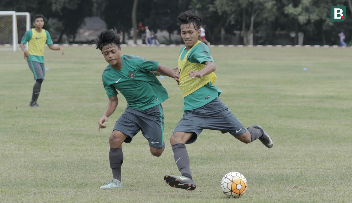 Bek Timnas U-16, Mochamad Yudha, melepaskan tendangan saat latihan di Lapangan Atang Soetrisna, Cijantung, Jakarta, Selasa (20/2/2018). Pemusatan latihan tahap kedua ini dilakukan untuk persiapan turnamen Jenesys di Jepang. (Bola.com/M Iqbal Ichsan)