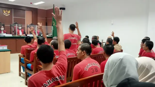 Sidang Aksi solidaritas bela Rempang di Pengadilan Negeri  Batam, dengan agenda sidang pembacaan eksepsi tim kuasa hukum terdakwa. (Liputan6.com/Ajang Nurdin)