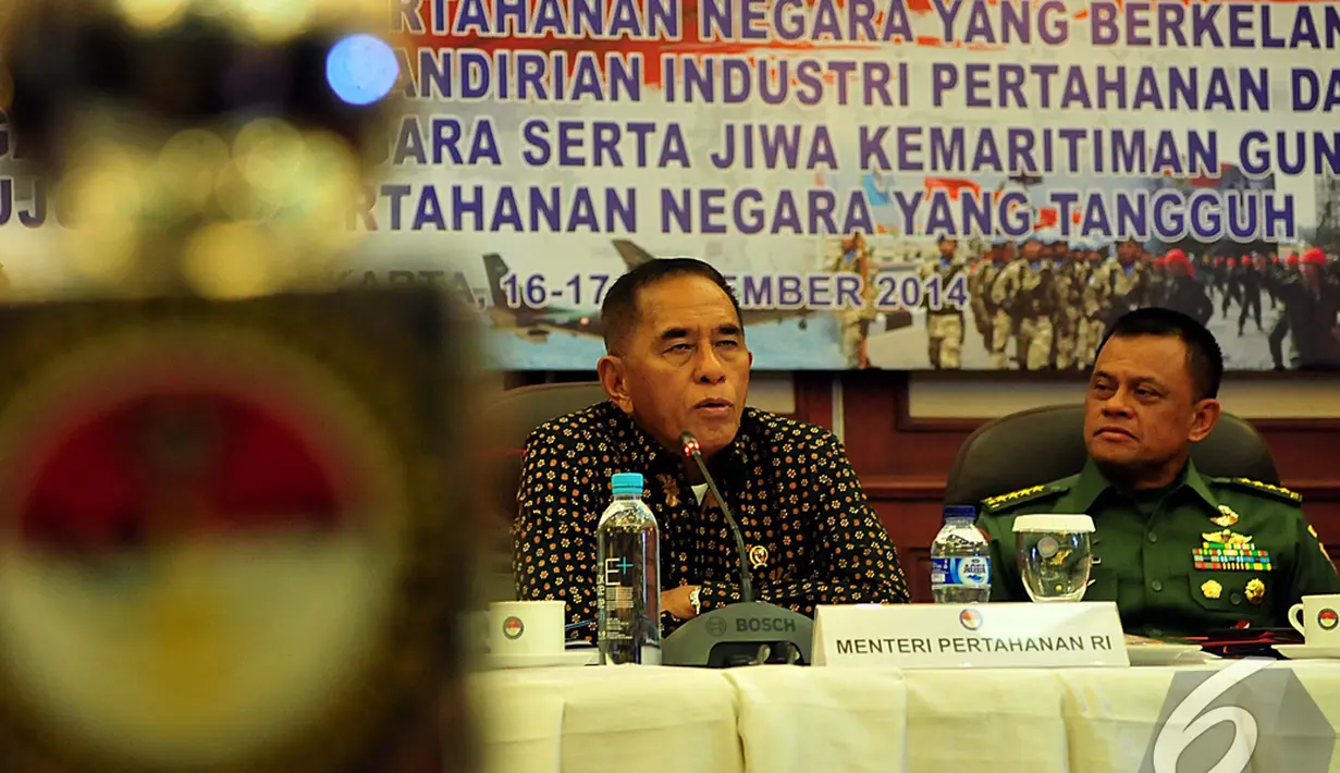 Menhan Ryamizard Ryacudu (kiri) memberikan keterangan kepada wartawan setelah Rapat Pimpinan Kementerian Pertahanan di Kantor Kemhan, Jakarta, Rabu (17/12/2014). (Liputan6.com/Johan Tallo)