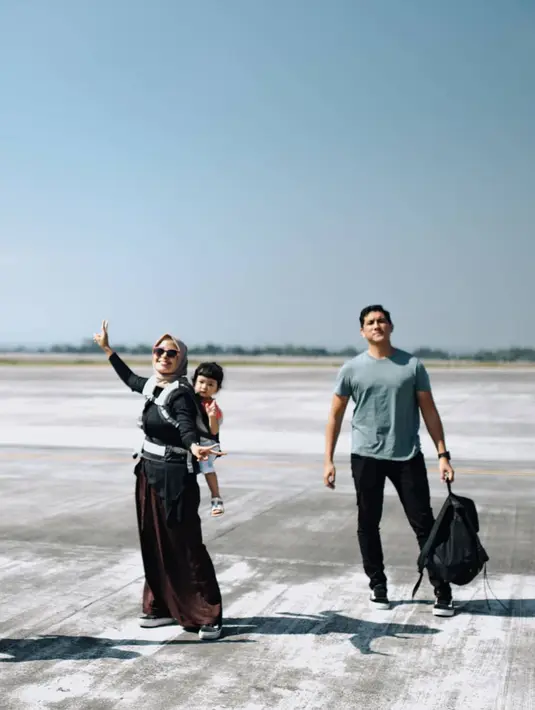 Sejak keputusannya berhijrah, ia tidak ingin terlalu mengejar soal duniawi. Ia akan terus memperdalam agamanya. (Instagram/tantrisyalindri)