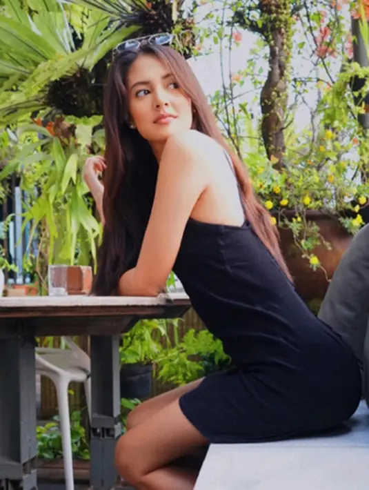 Saat ditanya soal kondisi sang kekasih yang berada di tempat rehabilitasi tersebut, Aurelie pun mengatakan bahwa kondisi Ello baik-baik saja. "Baik-baik aja (kondisinya)," pungkasnya. (Instagram/aureliemoeremans)