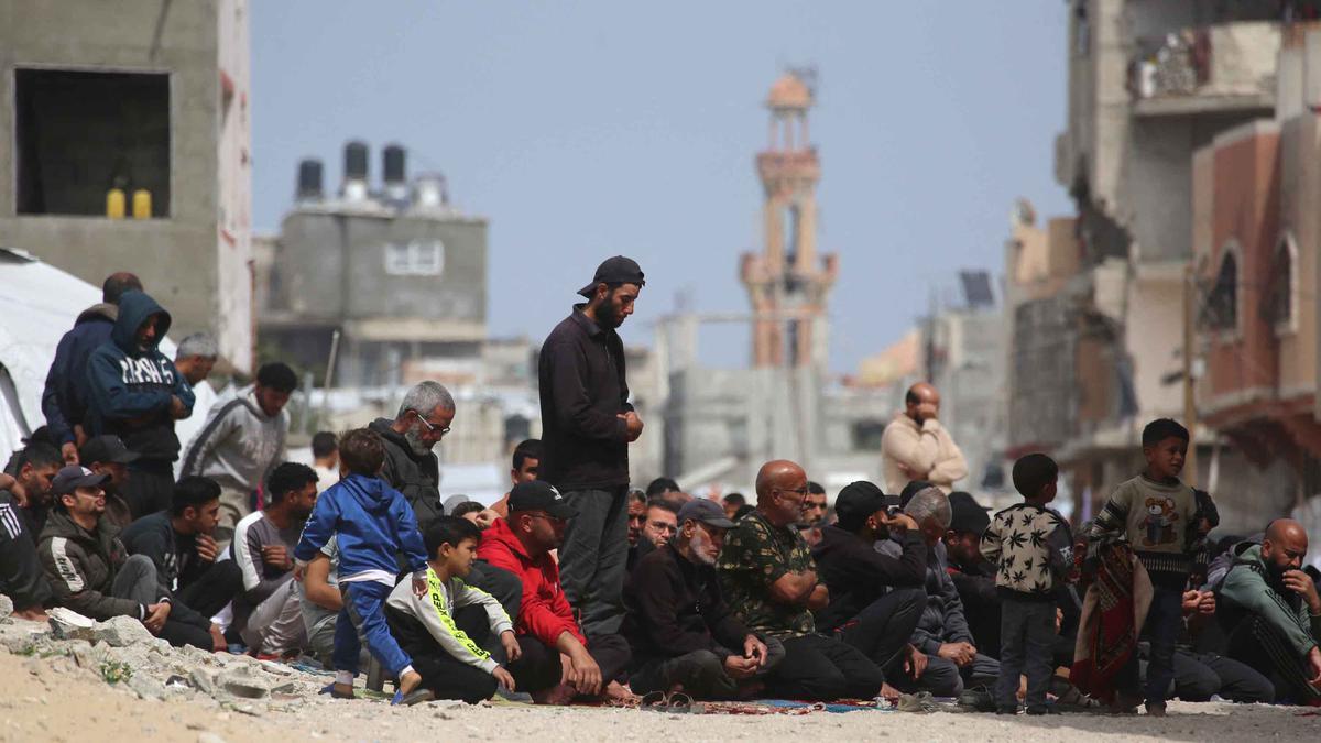 Di Antara Reruntuhan Bangunan Masjid, Umat Muslim di Gaza Laksanakan Salat Jumat Terakhir Ramadan 1447 Hijriah